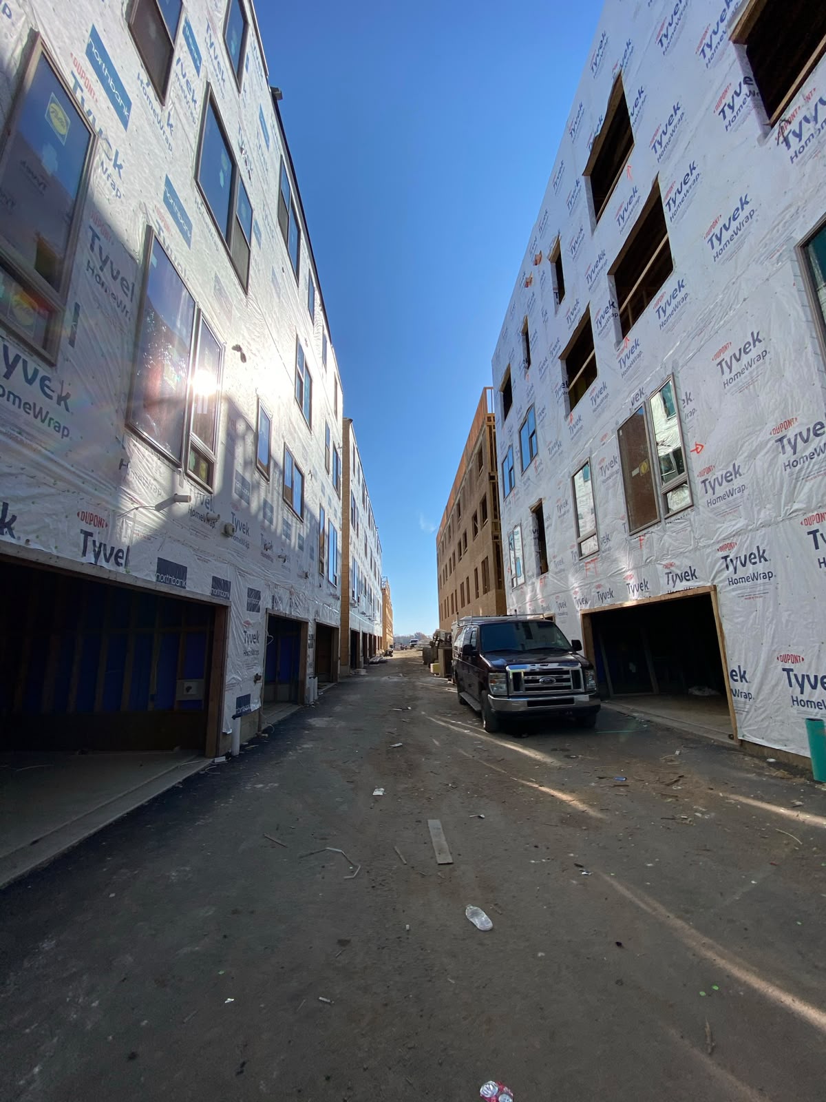 Casas em construção com telhado modelo americano
